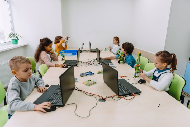 260805-como-uma-sala-de-aula-moderna-ajuda-a-criar-profissionais-para-o-futuro